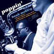 Vinyl LP van Hank Mobley met de titel Poppin' met zwart en wit albumhoes, jazzmuziek op een platenspeler.