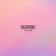 Zwartpink album CD met kleurrijke coverafbeelding van de Koreaanse meidengroep Blackpink op een witte achtergrond.
