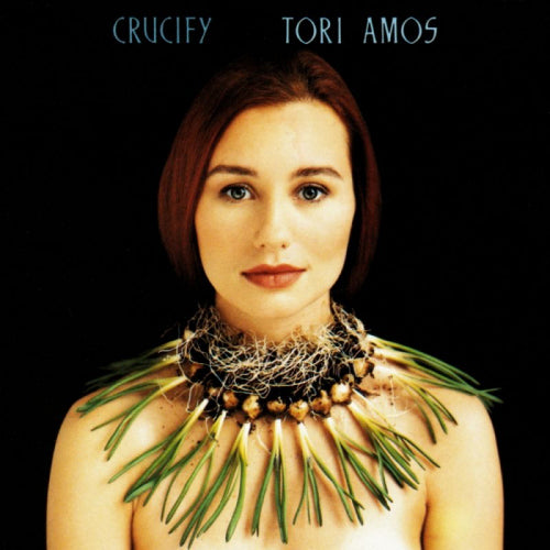 CD van Tori Amos met de single Crucify, zwart en wit ontwerp, zichtbaar in de albumhoes.