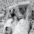 Vinyl LP van Bjork Vespertine met albumhoes en artwork zichtbaar, zwart en wit design, muziek en artistieke details.