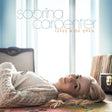 CD van Sabrina Carpenter met de albumhoes van Eyes Wide Open, met een close-up van de artiest op de voorkant.