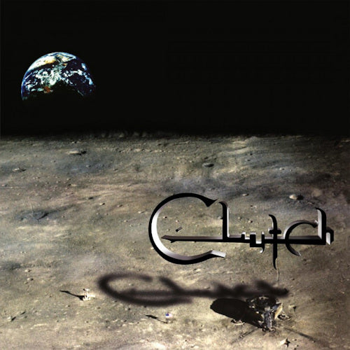 Clutch cd van het Amerikaanse rockband Clutch, zwart met bandlogo, ligt op een houten oppervlak.