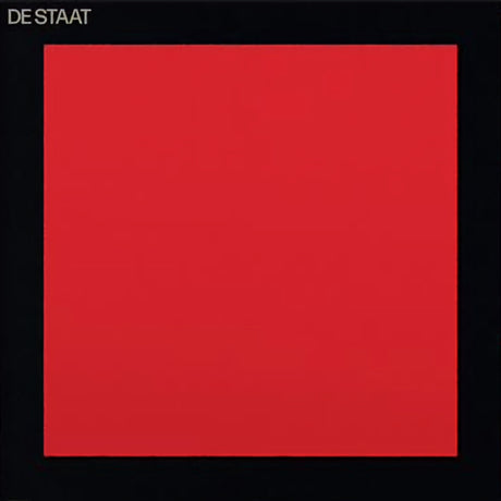 De Staat 12-inch maxi-single "Red" vinyl plaat met zwart en rood ontwerp, zichtbaar op de afbeelding.