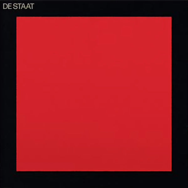 De Staat 12-inch maxi-single "Red" vinyl plaat met zwart en rood ontwerp, zichtbaar op de afbeelding.