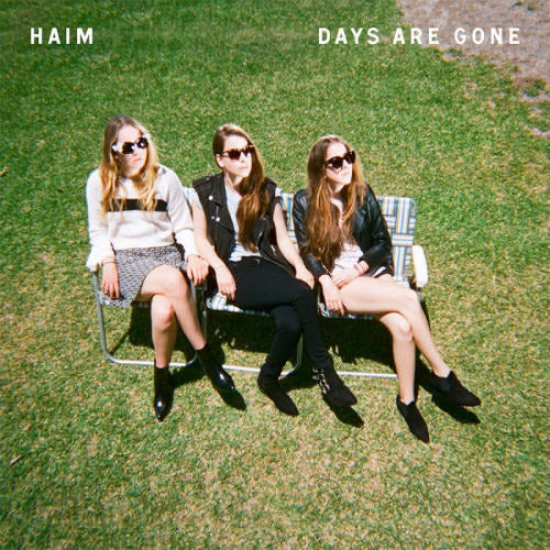 Haim CD "Days Are Gone" met albumhoes en artwork, zichtbaar in een close-up foto van de achterkant van het album