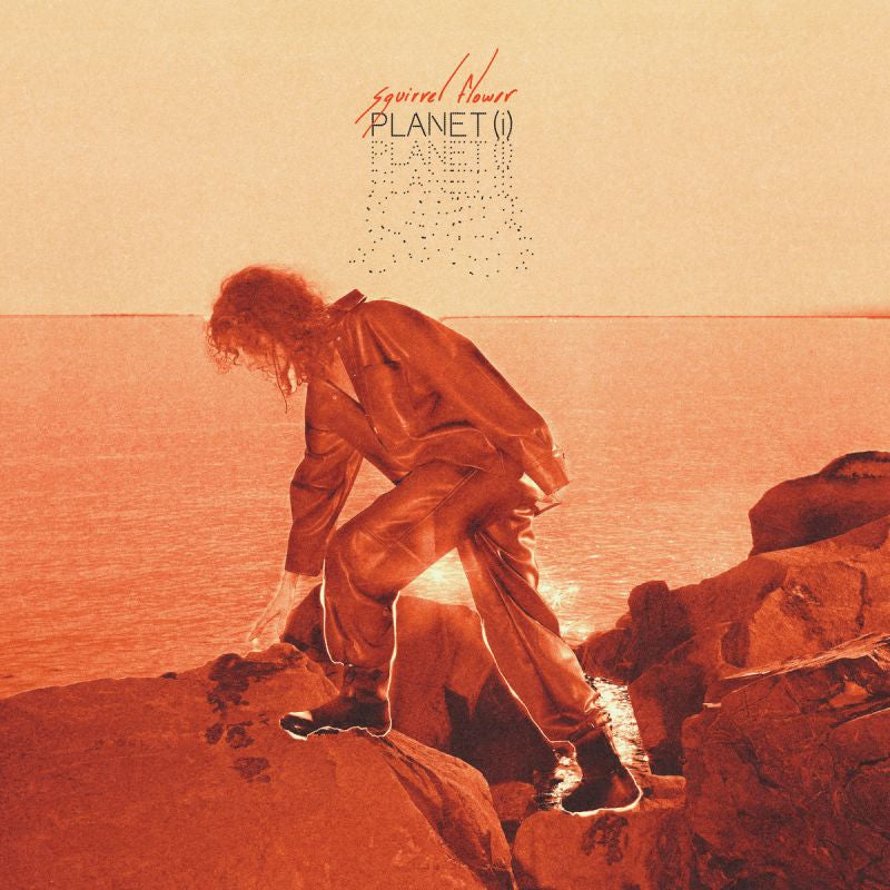 LP van Squirrel Flower met het album Planet (i), zwart-wit cover met artwork en titel zichtbaar.