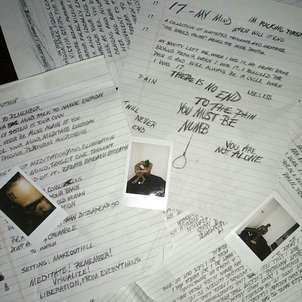 LP van XXXTENTACION met het album 17, zwart vinyl met albumkunst op de voorkant, gelegen op een houten achtergrond.